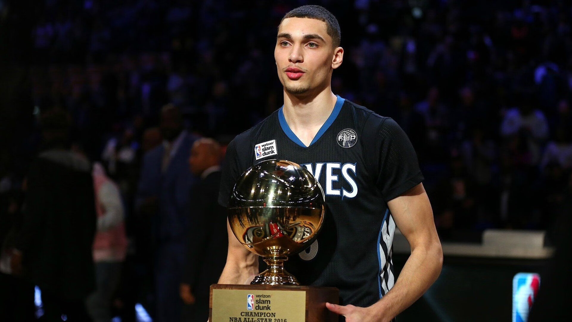 _新技术亮相：无人机全景直播高效呈现比赛_，无人机拍摄直播